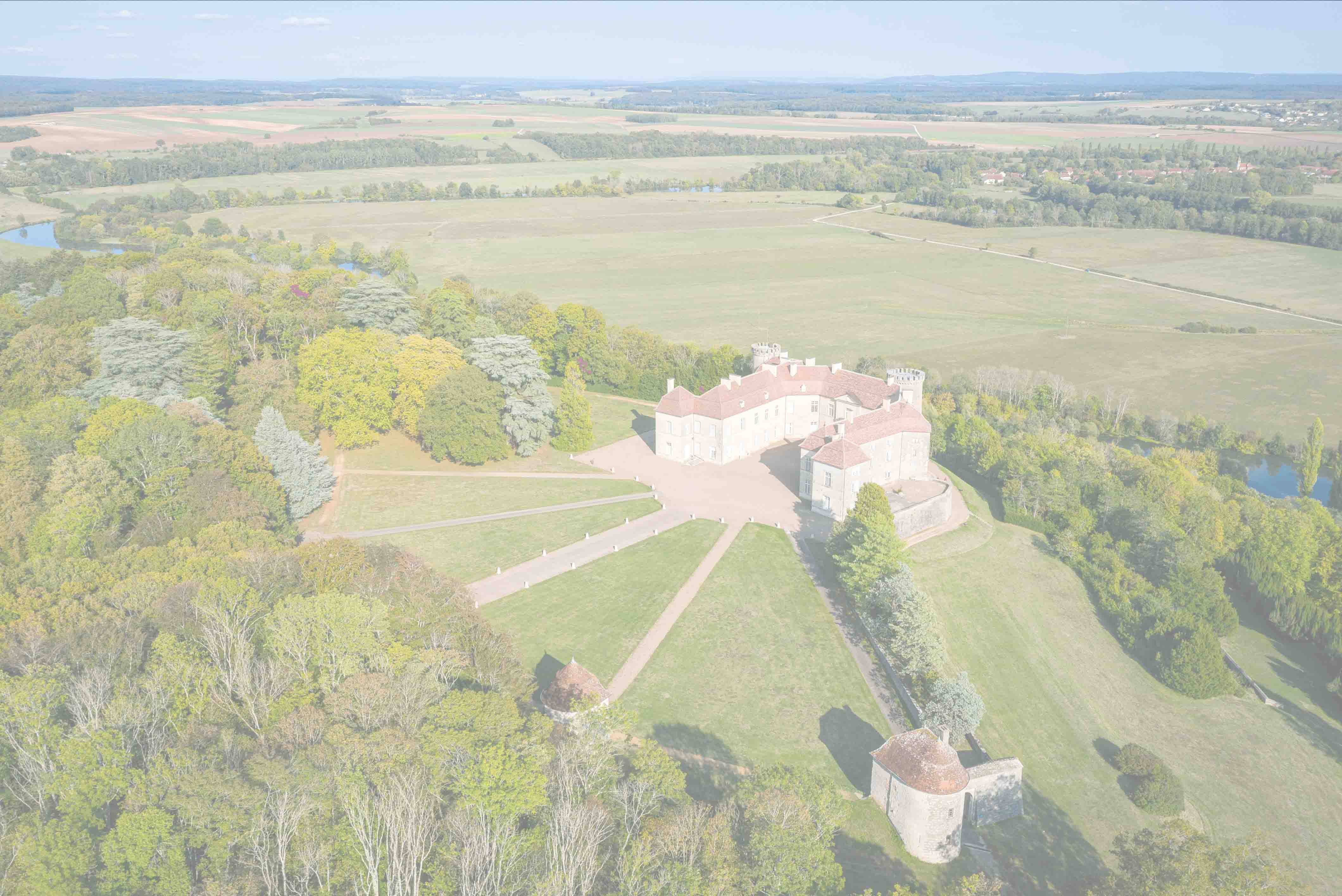 Vue aérienne du château et du parc à l'anglaise de Ray-sur-Saône Vesoul-Val de Saône
