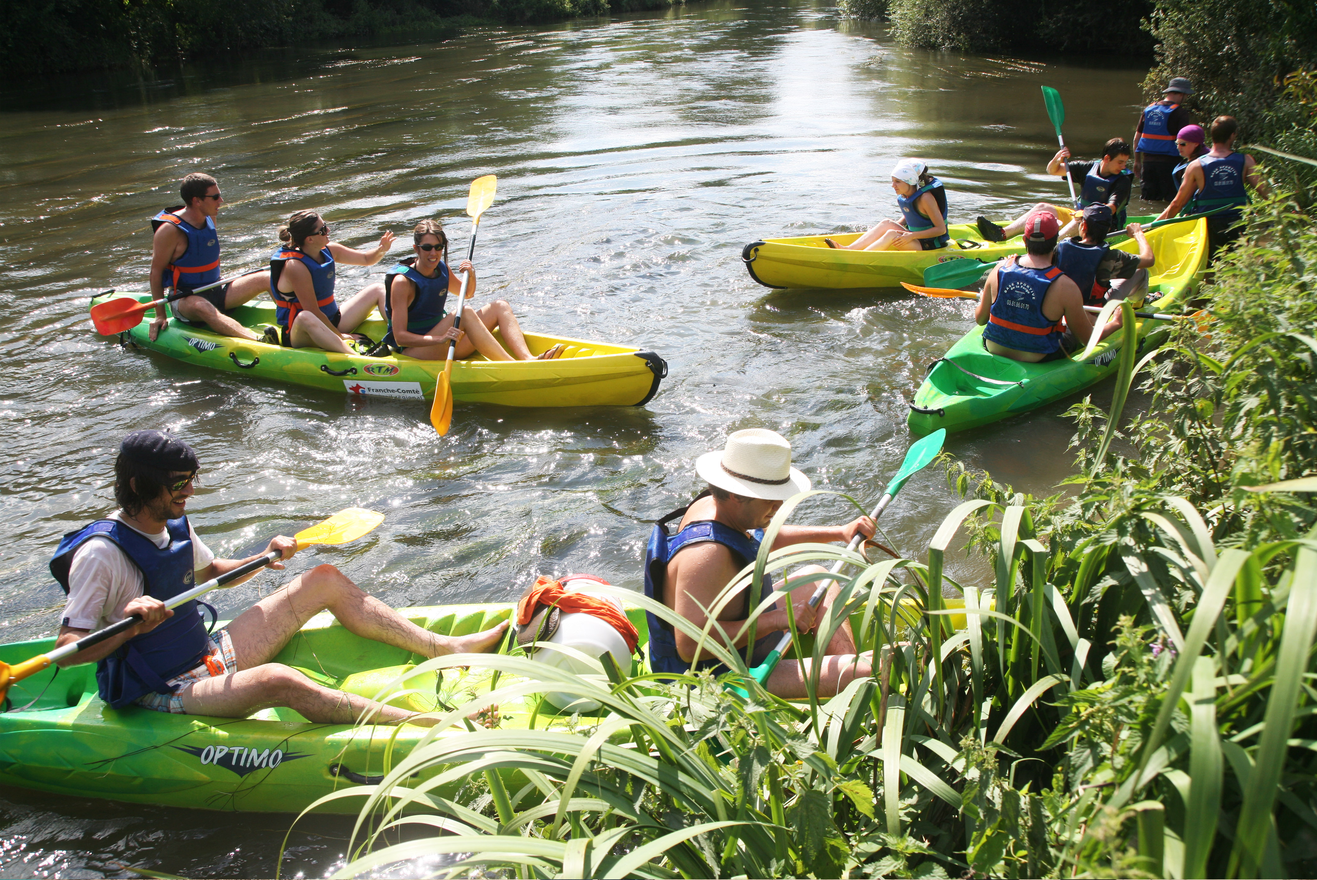 Groupe de canoës sur la rivière Ognon