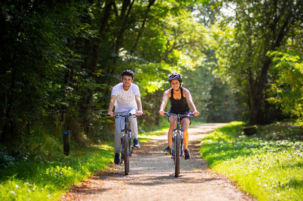 Couple à vélo sur la Voie Verte de la Vallée de l'Ognon